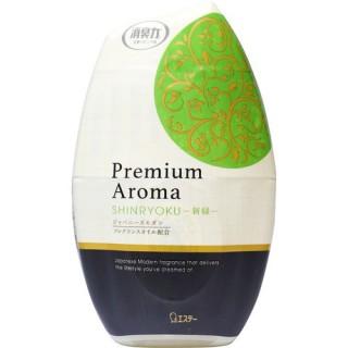 Японский жидкий дезодорант для комнат ST Shoushuuriki Premium Aroma с современным освежающий ароматом молодой зелени, 400 мл.